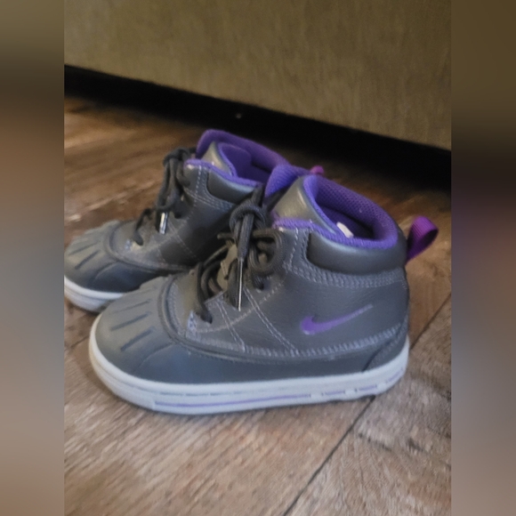 Nike - Picture 2 of 3